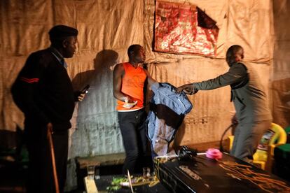 Kenia. La policía arresta a un hombre a quien encontraron escondido en un pub local por la noche mientras patrullaban para hacer cumplir que los ciudadanos permanezcan en sus hogares durante el toque de queda nocturno vigente entre las siete de la tarde y las seis de la mañana, para frenar la expansión del coronavirus.