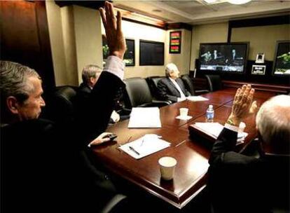 El presidente de EE UU, George W. Bush, y el vicepresidente, Dick Cheney, saludan al primer ministro iraquí, Nuri al Maliki, durante una videoconferencia.