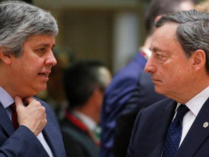 Desde la izquierda, el presidente del Eurogrupo Mario Centeno con el presidente del Banco Central Europeo, Mario Draghi.