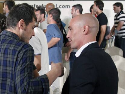 El exresidente de la AFE, Luis Rubiales (d), conversa con Iker Casillas durante el acto en el que se anunci&oacute; la convocatoria de un huelga para las dos primeras jornadas de la liga 2011-2012.