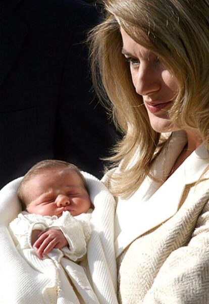 La Infanta Leonor, en palabras de sus padres, una niña de pelo castaño, rellenita, "tranquila y muy bonita", ha llegado poco después a su casa, la que los Príncipes de Asturias tienen junto al palacio de la Zarzuela, en el monte madrileño de El Pardo.