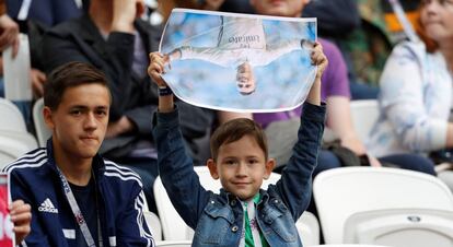 Un niño con una foto de Cristiano en la grada del Kazan Arena antes del Portugal-México.