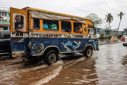 Un 'car rapide', o vehículo de transporte colectivo, circula por una calle inundada de Grand Dakar tras una noche de fuertes lluvias. Esta estampa cotidiana durante el periodo de 'hivernage', como se conoce a la estación lluviosa en la región, refleja los problemas asociados a las inundaciones: el tráfico, que ya es caótico en tiempo normal, se ralentiza y los atascos se intensifican, convirtiéndose en parte del escenario habitual de los habitantes de la capital senegalesa.