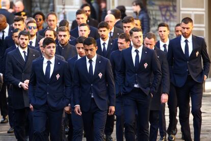 Los jugadores de la Fiorentina, a su llegada al funeral.