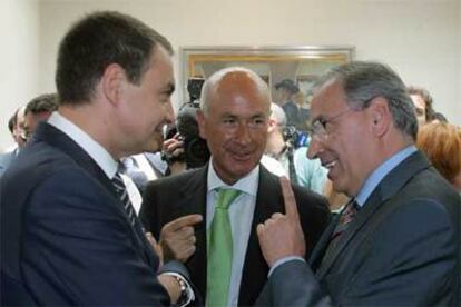 José Luis Rodríguez Zapatero, Josep Antoni Duran Lleida y Alfonso Guerra, ayer en un pasillo del Senado.