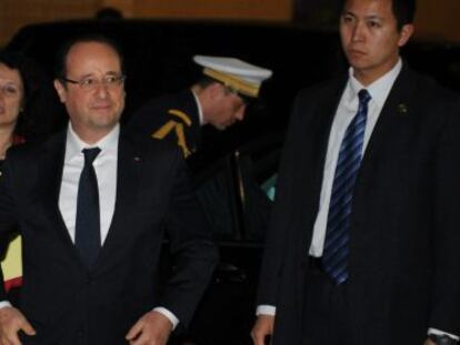 El presidente franc&eacute;s Fran&ccedil;ois Hollande (c), este viernes en Shangh&aacute;i. 