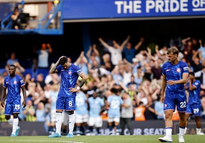 Futbolistas del Chelsea contrariados tras el segundo y definitivo gol anotado por el Manchester City durante el encuentro de Premier League celebrado el pasado 18 de agosto en Londres.