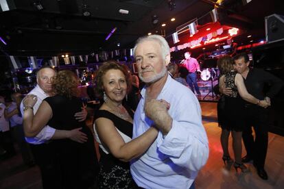 Sesión de baile para mayores en la sala madrileña La Rosa