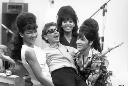 El productor Phil Spector, con las Ronettes en 1963.