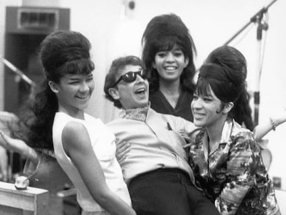 El productor Phil Spector, con las Ronettes en 1963.
