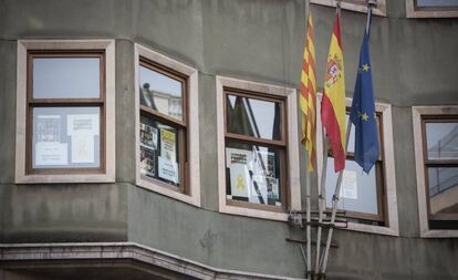 Carteles a favor de la libertad de los líderes secesionistas presos, en el Departamento de Justicia.