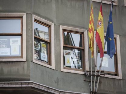 Carteles a favor de la libertad de los líderes secesionistas presos, en el Departamento de Justicia.