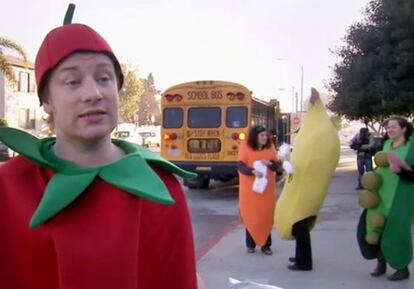 El televisivo chef Jamie Oliver, disfrazado de tomate en un programa especial para promover la alimentación sana en las escuelas de Los Ángeles