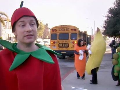 El televisivo chef Jamie Oliver, disfrazado de tomate en un programa especial para promover la alimentaci&oacute;n sana en las escuelas de Los &Aacute;ngeles