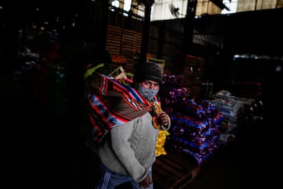 Una mujer camina en el Mercado Central de frutas y verduras.