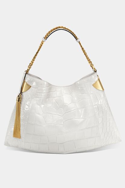Por Laura Álvarez. Este bolso en piel blanca y detalles y asa dorados está firmado por Gucci. (c.p.v.)