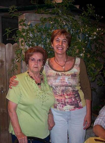 Margalida Bestard, a la izquierda, con su hija Catalina, en agosto de 2006.