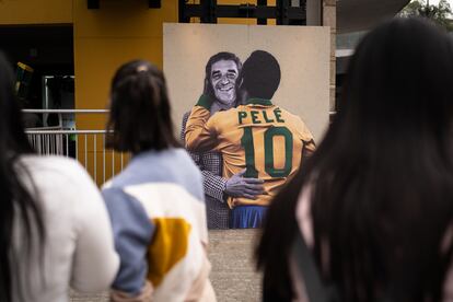 Mural de Gabriel García Márquez y Pelé, a la entrada del pabellón de Brasil.