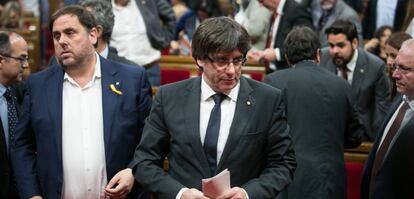 Oriol Junqueras amb Carles Puigdemont, al Parlament.