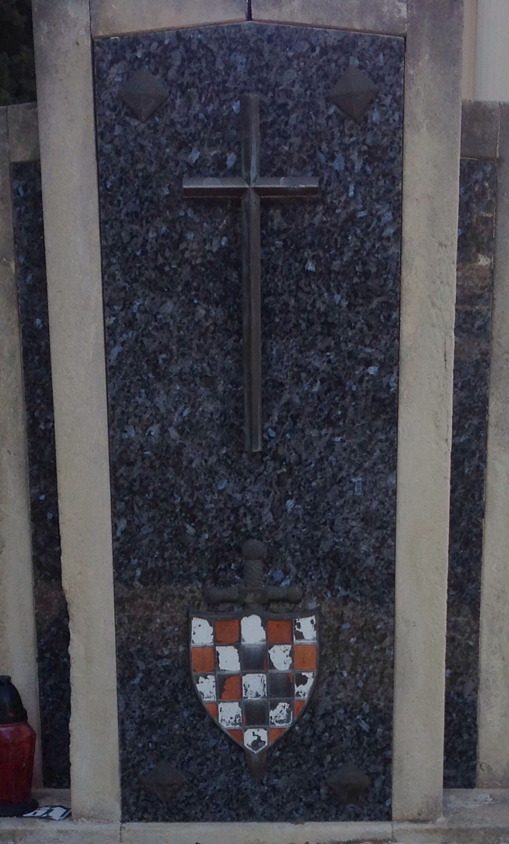 Tumba en Carcaixent con el escudo croata que será retirado.