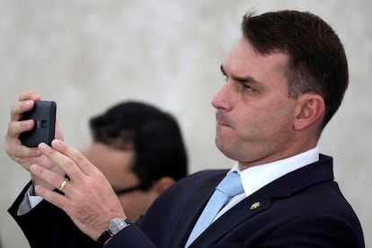 O senador Flávio Bolsonaro (Republicanos-RJ) durante evento no Palácio do Planalto, em Brasília, em março de 2020.