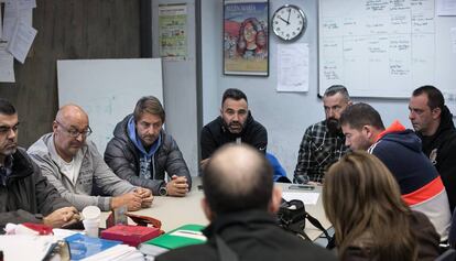 Los estibadores, reunidos ayer tras la firma del convenio colectivo.