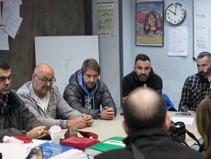 Los estibadores, reunidos ayer tras la firma del convenio colectivo.