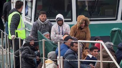 Salvamento Marítimo y la Guardia Civil han rescatado y trasladado al Puerto de Barbate (Cádiz) a un centenar de inmigrantes.