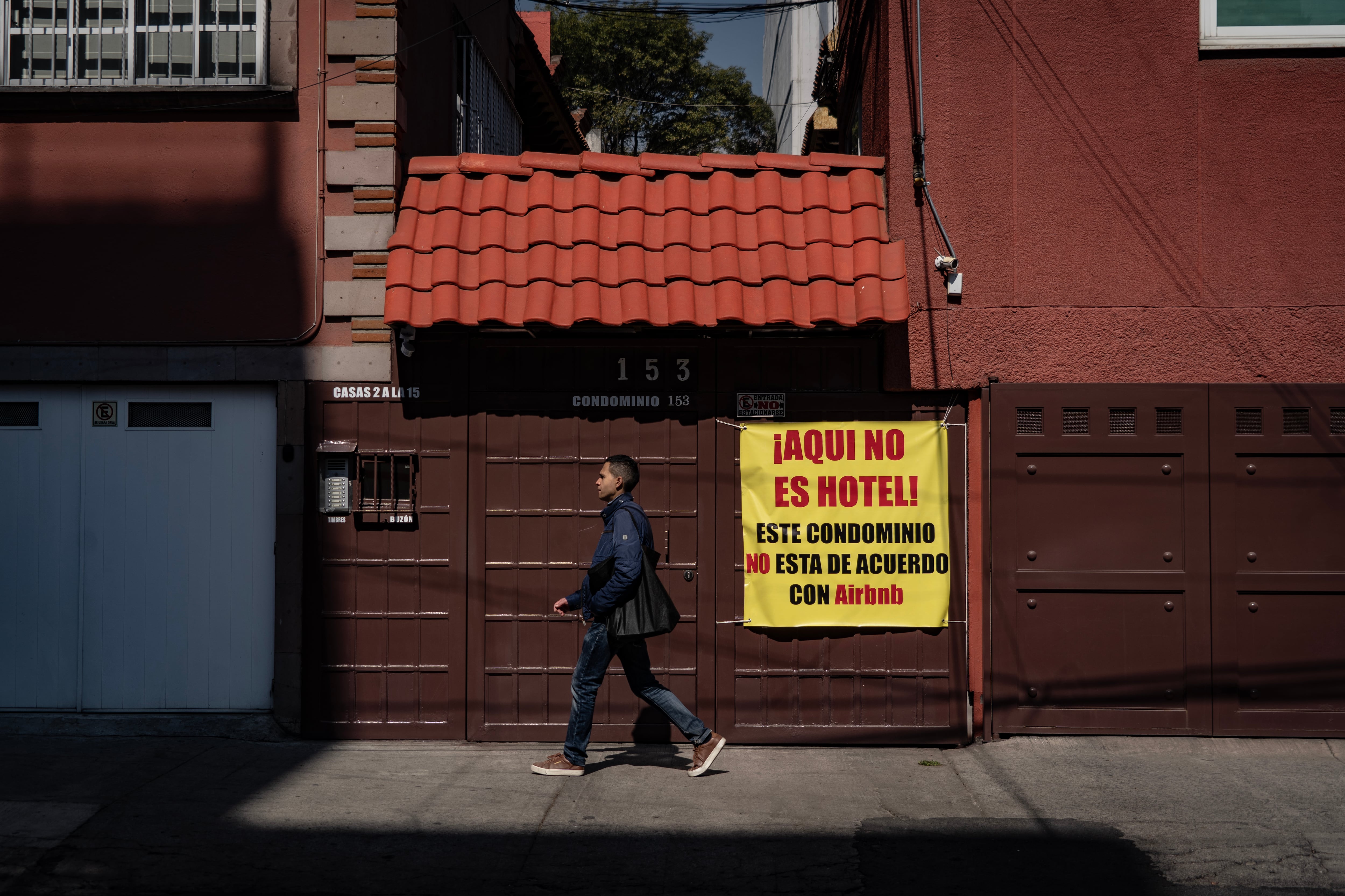 Vecinos en contra de la entrada de Airbnb a un condominio de la colonia Nápoles, en Ciudad de México, en enero de 2022. 
