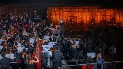 Riccardo Muti dirige a la Orquesta Juvenil Luigi Cherubini, el 9 de julio en el Teatro naturale della Cava de Lampedusa.