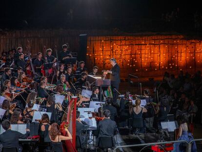 Riccardo Muti dirige a la Orquesta Juvenil Luigi Cherubini, el 9 de julio en el Teatro naturale della Cava de Lampedusa.