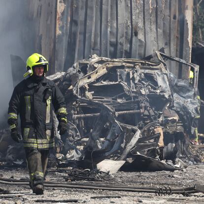 Odesa (Ukraine), 26/08/2024.- The site of rocket strikes at a motor transport depot of a private enterprise near Odesa, South Ukraine, 26 August 2024, after combined shelling around all of the territory of Ukraine. As a result of the explosions, a fire started, 15 trucks were destroyed, in particular, refrigerators with oil burned, and at least three drivers were injured. Ukrainian President Volodymyr Zelensky wrote on his Telegram channel that Ukraine experienced a heavy Russian missile and drone attack. The attack targeted critical civilian infrastructure across the country, resulting in casualties and injuries. The Ukrainian president expressed his condolences to the victims' families and assured that injured people are receiving necessary assistance. Russian troops entered Ukrainian territory on 24 February 2022, starting a conflict that has provoked destruction and a humanitarian crisis. (Zelenski, Rusia, Ucrania) EFE/EPA/IGOR TKACHENKO
