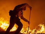 Bombeiros de Los Angeles combatem as chamas na Floresta Nacional, localizada no município. Os incêndios na Califórnia já devastaram 2.3 milões de hectares, e devem durar até dezembro. 