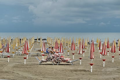 Los últimos bañistas en una playa italiana. Una imagen que será habitual este fin de semana en muchas costas.