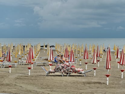 Los últimos bañistas en una playa italiana. Una imagen que será habitual este fin de semana en muchas costas.