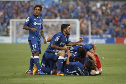 Los jugadores del Getafe celebran el segundo gol de su equipo ante el Tenerife.