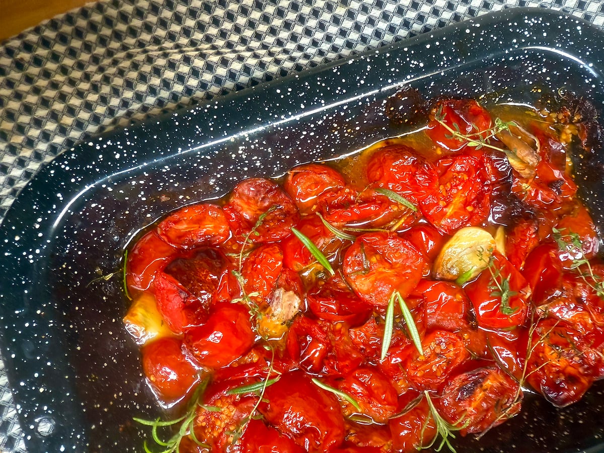Tomatitos asados en freidora de aire y cuatro posibles aliños para servirlos