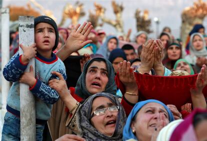 Devotos musulmanes durante las oraciones especiales que conmemoran el aniversario de la muerte de Abu Bakr Siddiq, el primer Califa del Islam, en el Santuario de Hazratbal a las afueras de Srinagar, el área de Cachemira controlada por la India.