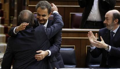 El expresidente del Gobierno José Luis Rodríguez Zapatero abraza al exportavoz parlamentario socialista José Antonio Alonso (i) tras una intervención de éste, en presencia de Alfredo Pérez Rubalcaba en 2011.