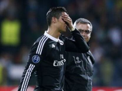 Cristiano se marcha a la banda para ser asistido.