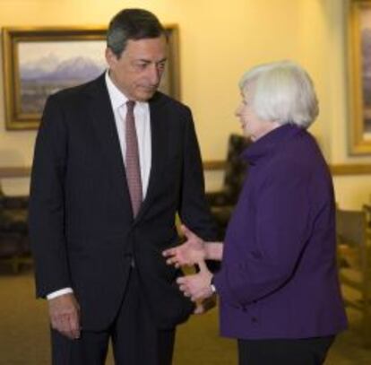 Janet Yellen habla con Mario Draghi durante la cumbre de banqueros centrales de Jackson Hole, el viernes.