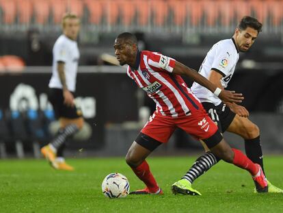 Geoffrey Kondogbia y Ruben Sobrino, durante el encuentro.