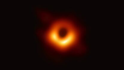 Primera imagen de un agujero negro, captada por el Telescopio Horizonte de Sucesos, publicada el 10 de abril de 2019. El cuerpo en cuestión está en el centro de la galaxia Messier 87 (M87), a una distancia de 55 millones de años luz. Hasta ahora, la existencia de estos objetos extremadamente densos se conocía solo por métodos indirectos, pero nunca se había observado uno.