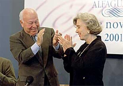 Jesús de Polanco y la autora mexicana Elena Poniatowska, ayer en Madrid durante la entrega del IV Premio Alfaguara de Novela.