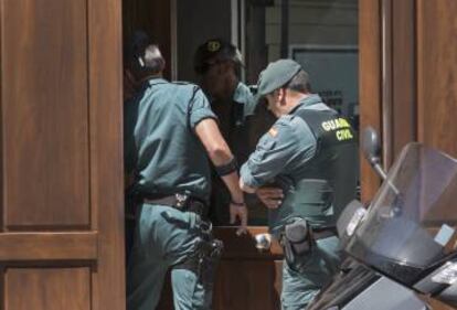 Agentes de la Guardia Civil entran en el portal del domicilio de Zaplana en Valencia.