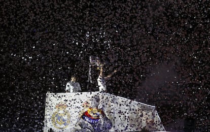 El capitán del Real Madrid, Iker Casillas, alza el trofeo de campeones de Copa del Rey ante los miles de hinchas reunidos en torno a la Cibeles.