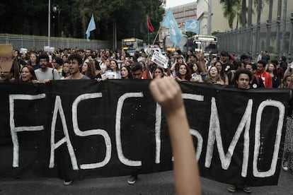 Estudiantes de la Universidad Federal de Río de Janeiro movilizados contra la candidatura de Jair Bolsonaro.