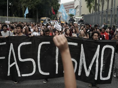 Estudiantes de la Universidad Federal de Río de Janeiro movilizados contra la candidatura de Jair Bolsonaro.