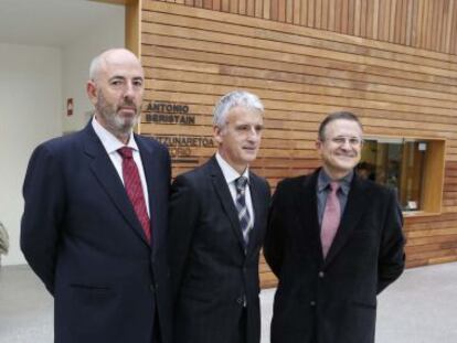 Fernández de Casadevante, Subijana y De la Cuesta (de izquierda a derecha), en las jornadas en San Sebastián.