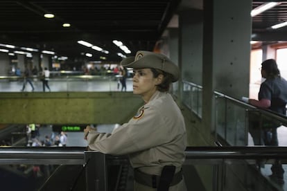 Carolina González, cabo da milícia, observa aos usuários do metro na estação Altamira, em Caracas.